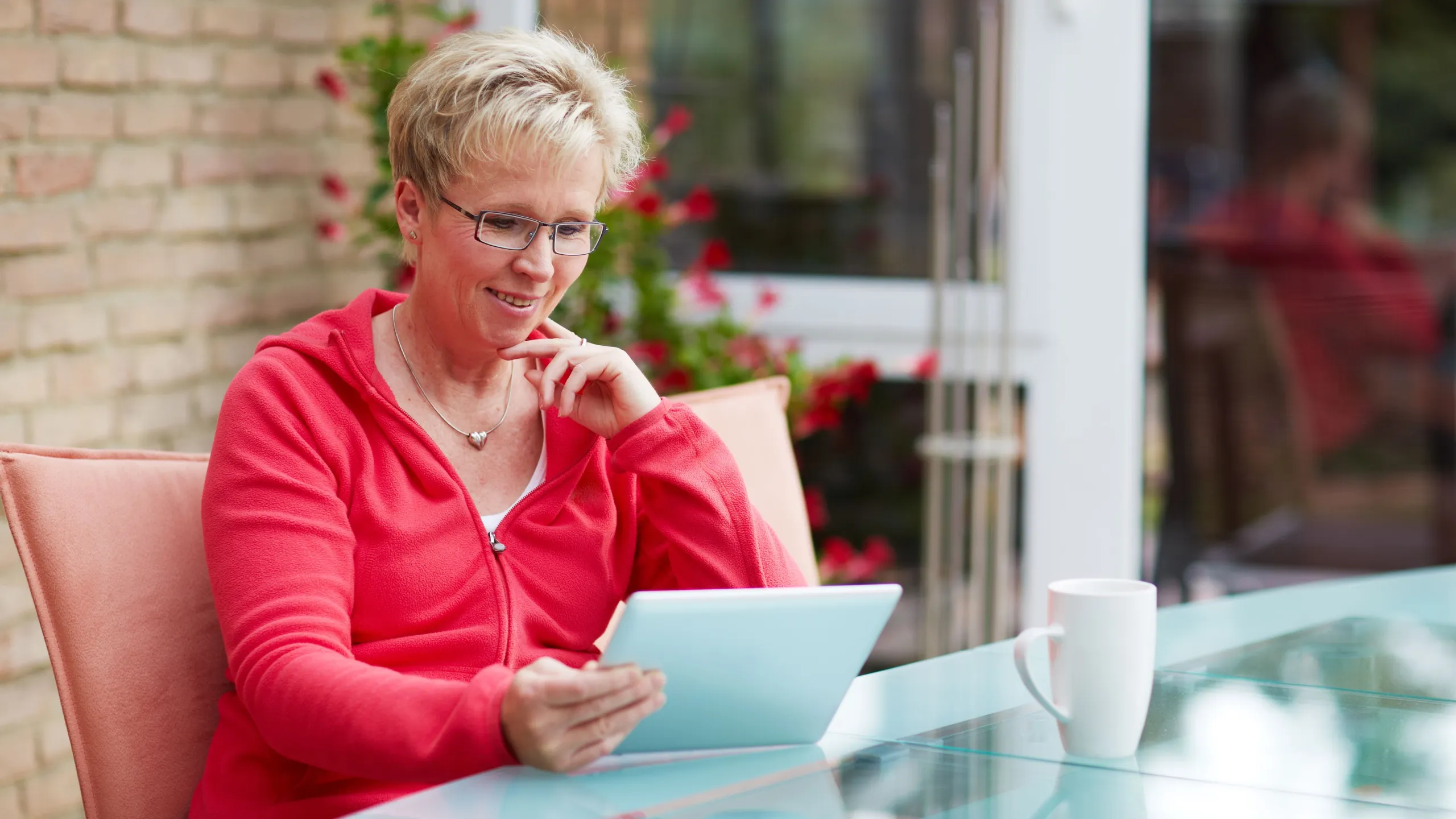 Frau liest auf Tablet